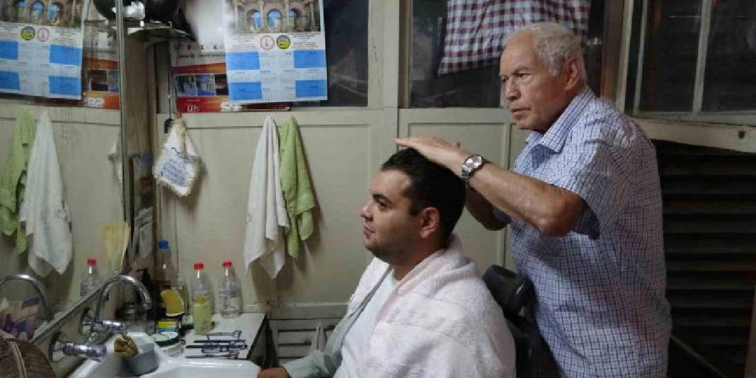 5 metrekarede 45 yıllık hizmet! 75 yaşında makas sallıyor: Tüccardan sinema yıldızına herkesin uğrak noktası 3